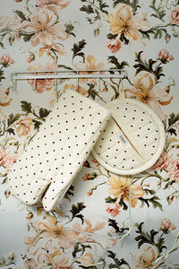 LMPH02FLL-Lynnee-Lady-Dot-Oven-Mitt-_-Pot-Holder-Set-Lifestyle-Image-02