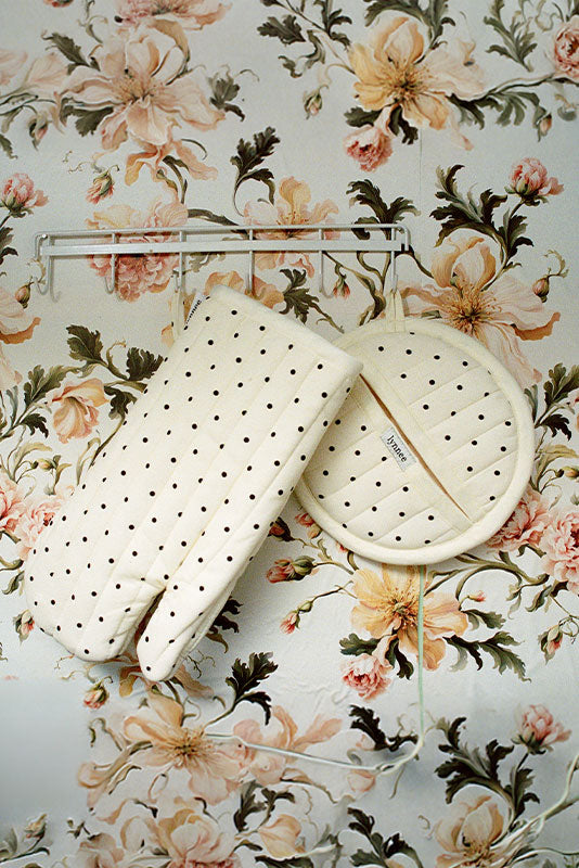 LMPH02FLL-Lynnee-Lady-Dot-Oven-Mitt-_-Pot-Holder-Set-Lifestyle-Image-02