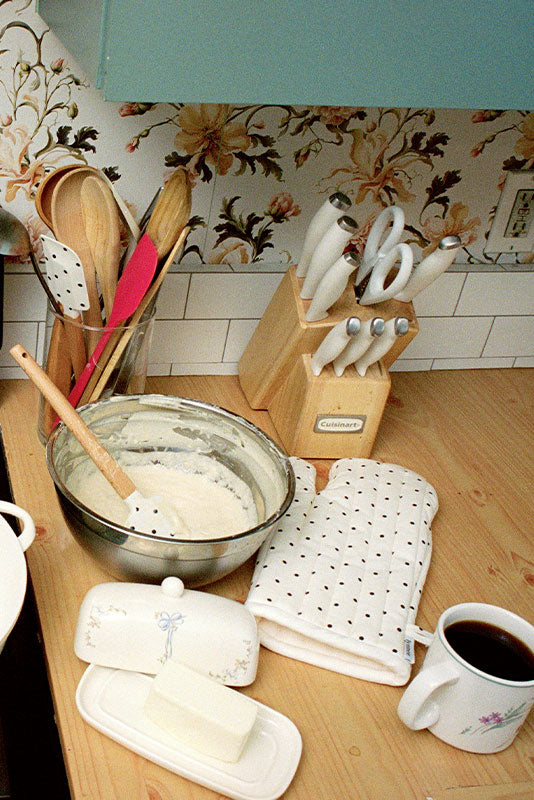 Lynnee-Lady Dot Spatula-Lifestyle-Image-01